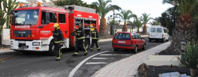 Los bomberos extinguen un incendio en un patio de una vivienda de Costa Teguise, donde había varias bombonas de butano