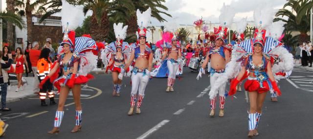 Disfrute de las mejores imágenes del desfile de carrozas de Costa Teguise