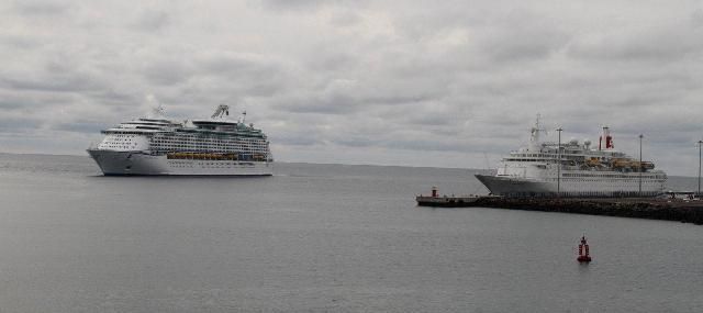El "crucero de los millonarios" suspende su escala en Lanzarote, por la "incertidumbre" que genera el muelle con mal tiempo