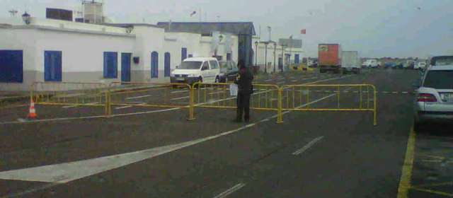 The strong storm and waves force the closure of the port of Playa Blanca and the suspension of connections between Lanzarote and Fuerteventura
