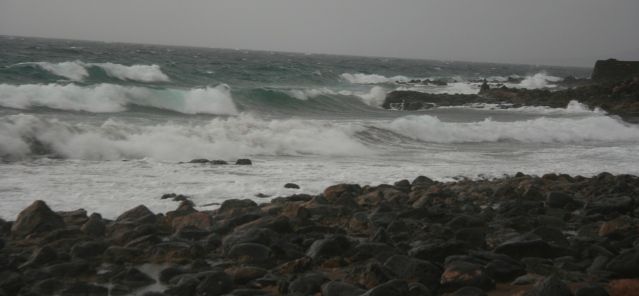 Las conexiones marítimas entre Lanzarote, La Graciosa y Fuerteventura, suspendidas por el fuerte temporal y el mar de fondo