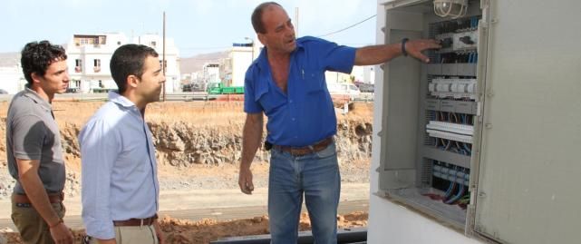 El Ayuntamiento de Arrecife instala reguladores de encendido y apagado del alumbrado urbano para ahorrar 72.000 euros al año