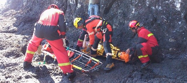 Rescatan en helicóptero a un turista que sufrió un golpe de mar y cayó a una zona rocosa en Papagayo