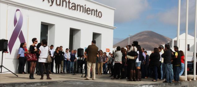 El Ayuntamiento de Tías brindó un homenaje a una vecina de casi 100 años en el Día de la Mujer