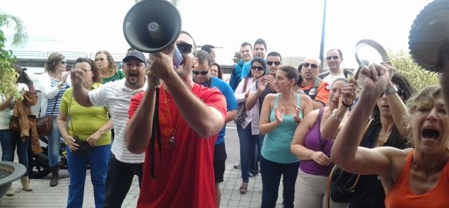 Los empleados de Lude invitan a hacer deporte al aire libre frente al pabellón de Argana para protestar por el cierre
