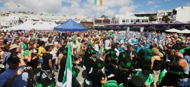 La plaza de La Tiñosa, abarrotada de turistas y residentes por el Día de San Patricio