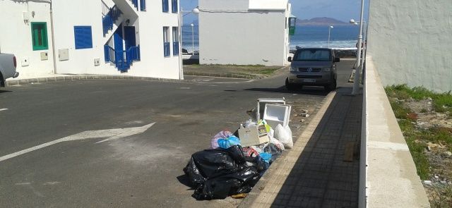 Retiran los contenedores de una calle de Caleta de Famara, pero los vecinos siguen tirando la basura al suelo