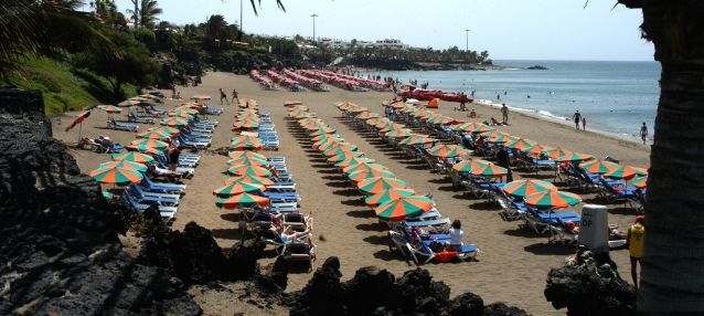 Personas en la playa en una imagen de archivo en Lanzarote