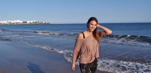 Helen Lindes destaca en su blog de Internet los encantos de Puerto del Carmen y recomienda a los turistas viajar a Lanzarote