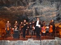 La Orquesta Clásica de Lanzarote y Benito Cabrera se unieron en un espectacular concierto en La Cueva de Los Verdes