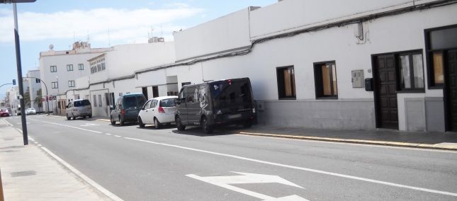 Critica el aparcamiento "indebido" en Titerroy: "La acera está todos los días ocupada por vehículos"