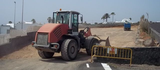 Comienzan las obras en el aparcamiento del colegio La Asomada-Mácher, que han sido adjudicadas a Horinsa por 67.000 euros