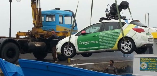 El vehículo de Google se traslada por primera vez a La Graciosa y causa una tremenda expectación entre los vecinos