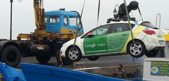 Google's vehicle moves to La Graciosa for the first time and causes tremendous expectation among the residents