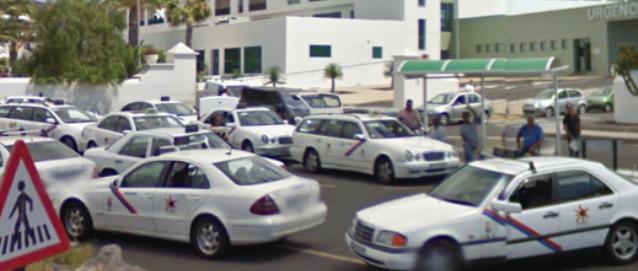 La polémica llega a la parada de taxis del Hospital: Hay cinco coches que están haciendo el servicio al margen de la central
