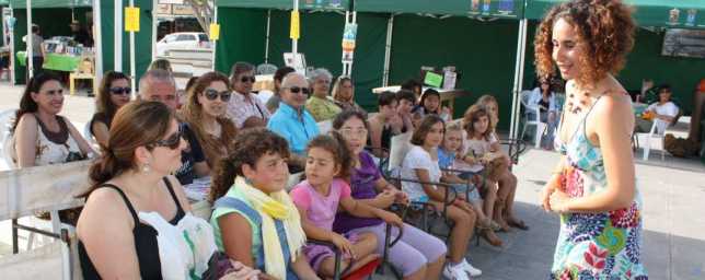 Vecinos y turistas se dieron cita en la Feria del Libro de Playa Blanca, que contó con recitales de poesía, teatro y un concierto de jazz