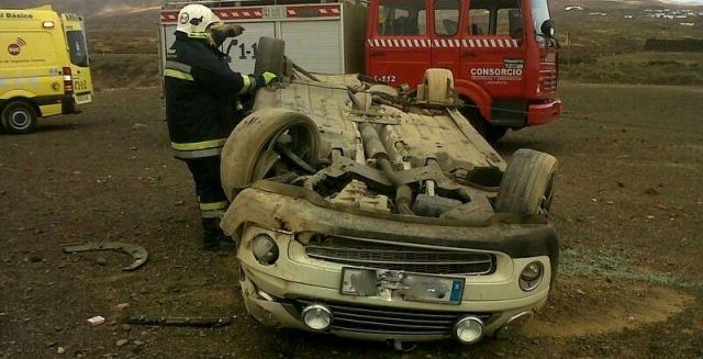 Una mujer herida de carácter grave tras el vuelco de un vehículo en la LZ 1 cerca de Playa Blanca