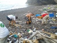 Un grupo de 32 voluntarios retiró botellas, plásticos, redes y hasta una nevera de la playa de Órzola