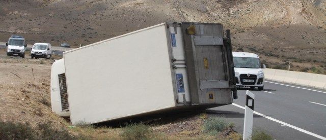 Un camión sufre un vuelco en la carretera de San Bartolomé a Arrecife