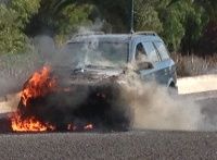 Arde un vehículo cuando circulaba por una calle de Costa Teguise
