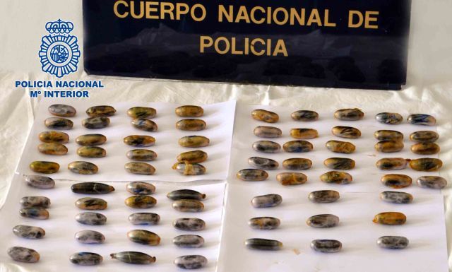 La Policía Nacional detiene a dos personas en en el aeropuerto de Guacimeta acusadas de intentar introducir 74 bellotas de hachís