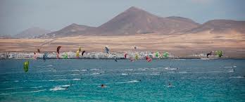 El viento levanta a un kite surfista en Famara, que acaba despedido contra las rocas
