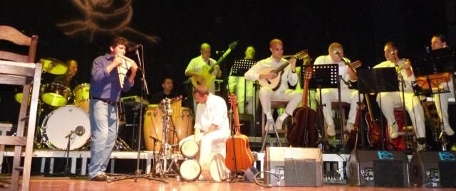 El grupo Raíces ofreció su primer concierto en un teatro y logró llenar el aforo