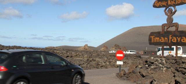 Herida una mujer de 32 años tras volcar su vehículo en la carretera de Timanfaya