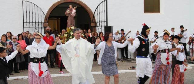 El pueblo de Tías se vuelca con la procesión en honor a San Antonio