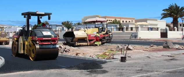 El Ayuntamiento invierte 49.000 euros en la nueva parada de guaguas del colegio de Playa Blanca, que está prácticamente terminada