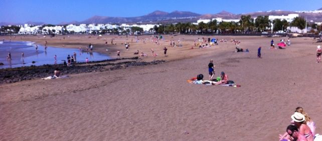 Tías adjudica el concurso de hamacas y sombrillas para las playas de Puerto del Carmen por 1,3 millones de euros anuales
