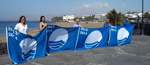 Puerto del Carmen iza sus cuatro banderas azules