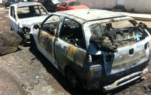 Queman tres coches en la Calle La Inés en Arrecife