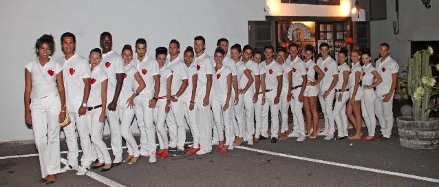 Los candidatos a Miss y Míster Mundo Lanzarote desfilaron por Teguise en la Noche en Blanco