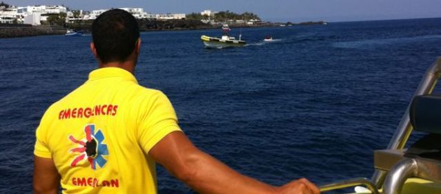La ONG Emerlan rescata a dos personas que estaban a la deriva en una moto de agua en Playa Chica