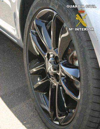La Guardia Civil detiene a un hombre acusado de robar las cuatro ruedas de un coche de alquiler, valoradas en unos 2.000 euros