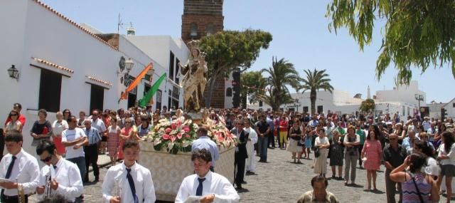 Cientos de fieles participan en la procesión del Carmen en Teguise