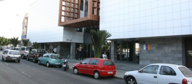 Condenan a un cirujano a un año y medio de prisión por un delito de homicidio por una imprudencia médica grave en Arrecife