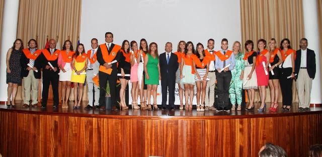 La Escuela de Turismo de Lanzarote entregó las orlas a los 18 alumnos de Grado en el Salón de Actos del Cabildo