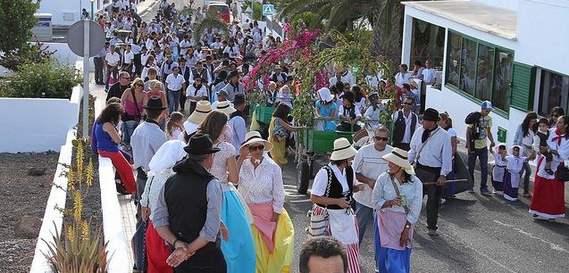 Los vecinos de Tahíche honraron a Santiago Apóstol con una romería por las calles del pueblo