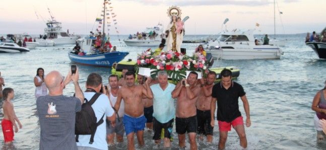Playa Blanca honra a la Virgen del Carmen con una procesión marítima