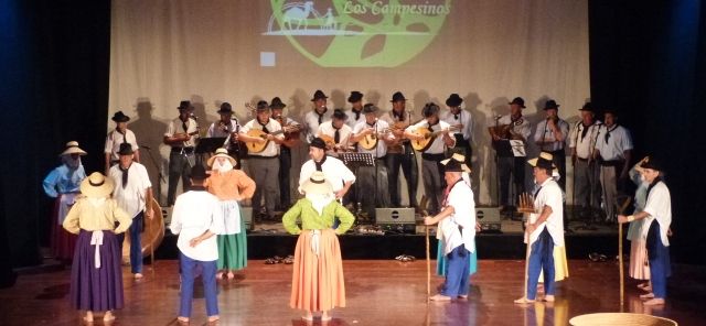 Los Campesinos despliegan la más pura esencia del folclore canario en su concierto Raíz