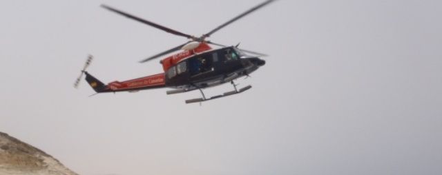 El helicóptero del GES rescata a una mujer herida tras sufrir una caída en el cráter de Caldera Blanca en Tinajo