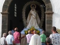 El fuerte viento impidió a la Virgen de Las Nieves salir del pórtico de su santuario en la romería-ofrenda