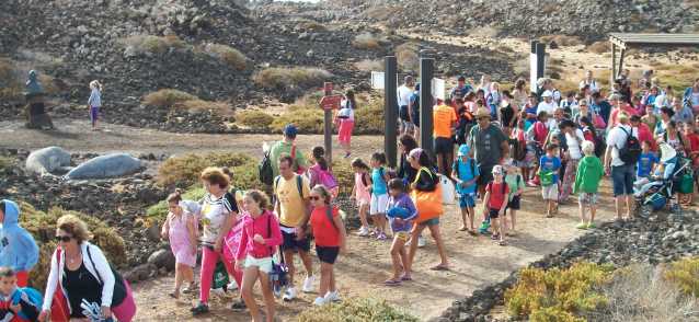 Un total de 130 vecinos de Yaiza disfrutan de un día en Isla de Lobos, dentro del programa Vive el verano