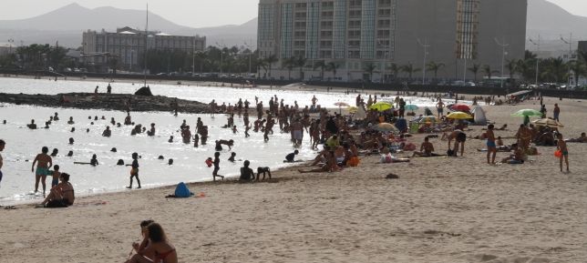 Personas en la playa en Lanzarote