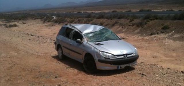 Un vehículo en el que viajaban dos niños de 1 y 8 años vuelca tras salirse de la  carretera que une Yaiza y Playa Blanca
