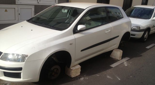 Roban dos ruedas a un coche en una calle de Arrecife durante la madrugada