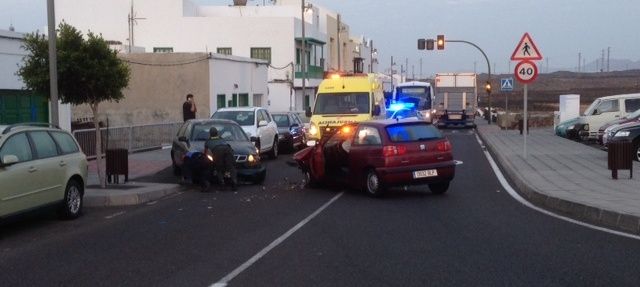 Un accidente entre dos coches en Las Caletas provoca retenciones a primera hora de la mañana