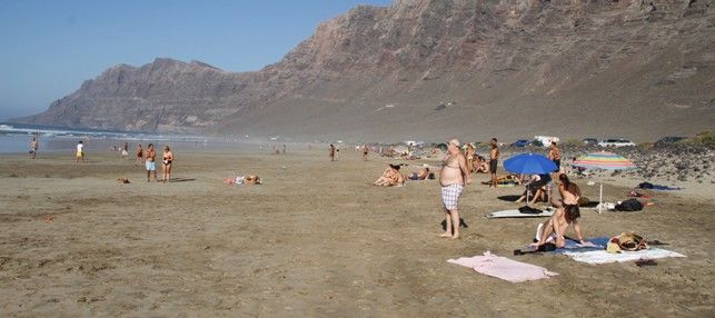 Una mujer muere ahogada en la playa de Famara